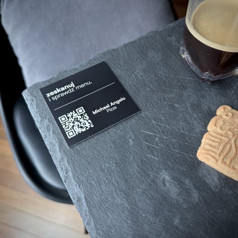 Metalowa tabliczka QR do menu na stoliku