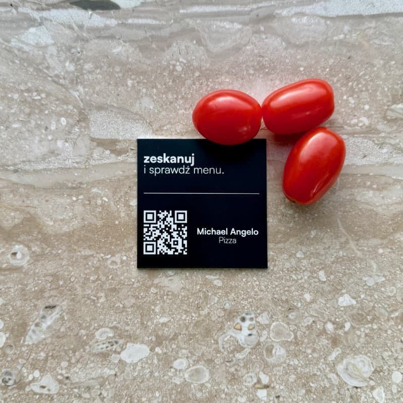 Tabliczka QR na stoliku w kawiarni