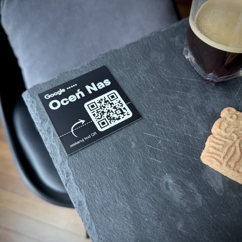 Tabliczka QR z kodem do opinii Google w restauracji