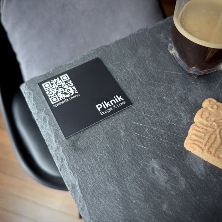 Tabliczka qr z kodem qr i nazwą restauracji