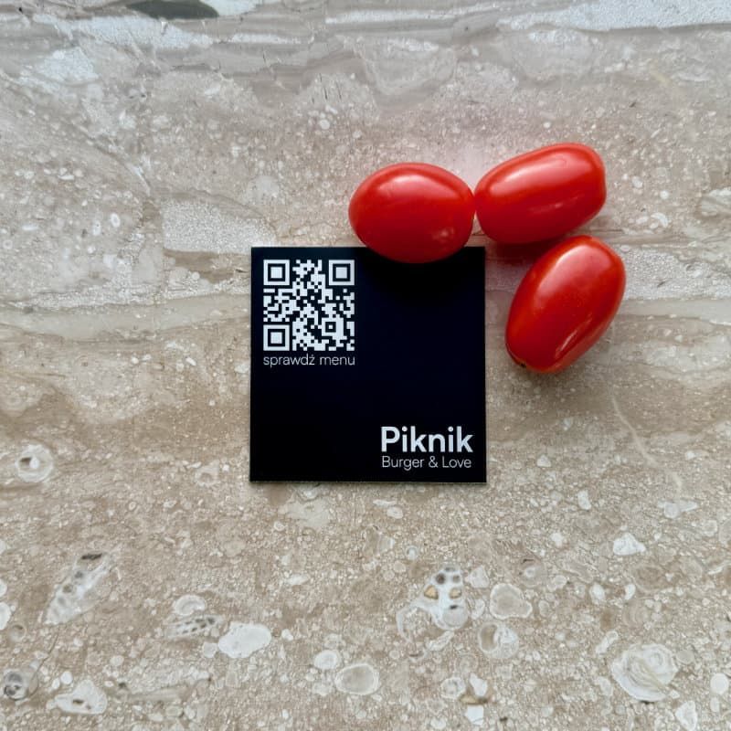 Tabliczka QR ustawiona na stoliku