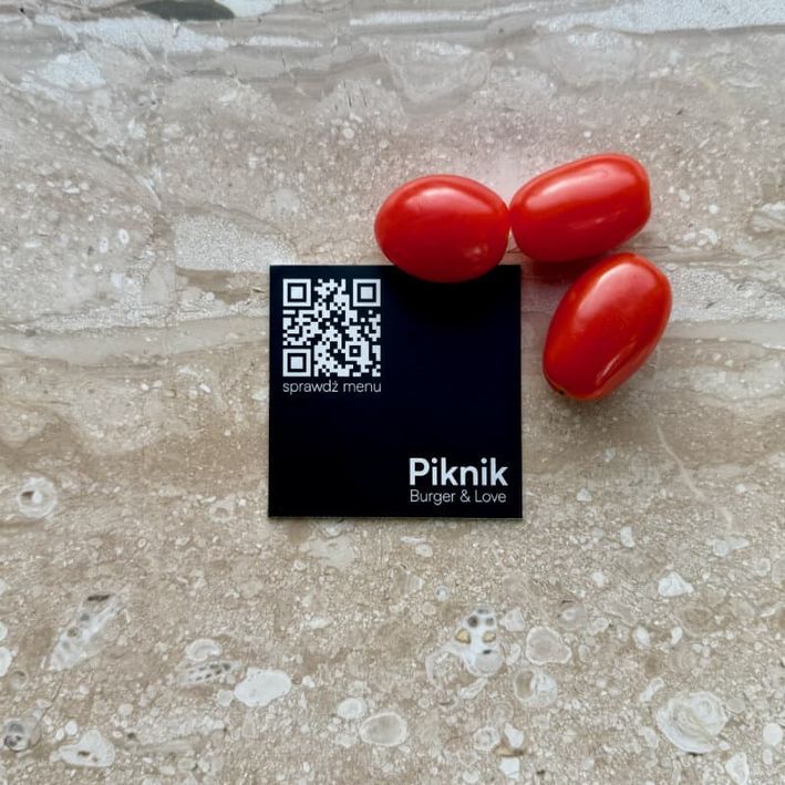 Tabliczka qr z kodem qr i nazwą restauracji na stół