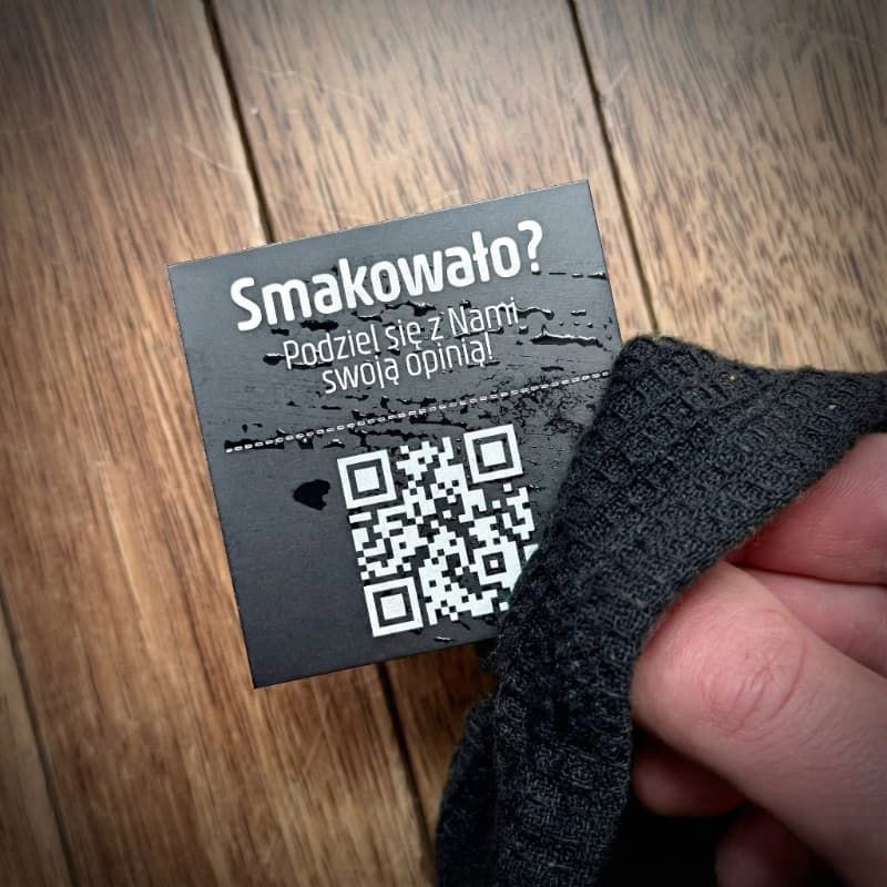 Tabliczka QR podczas czyszczenia w lokalu