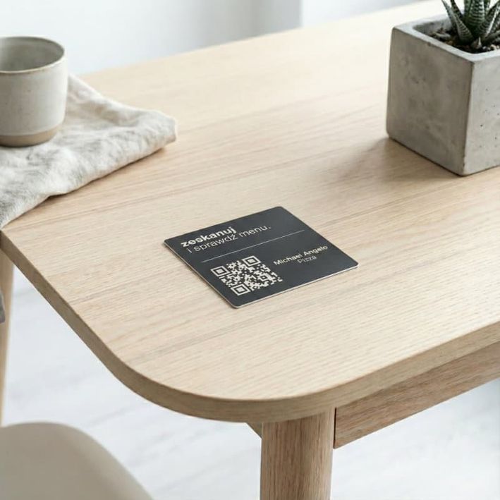 Aluminiowe tabliczki stworzone do stolików