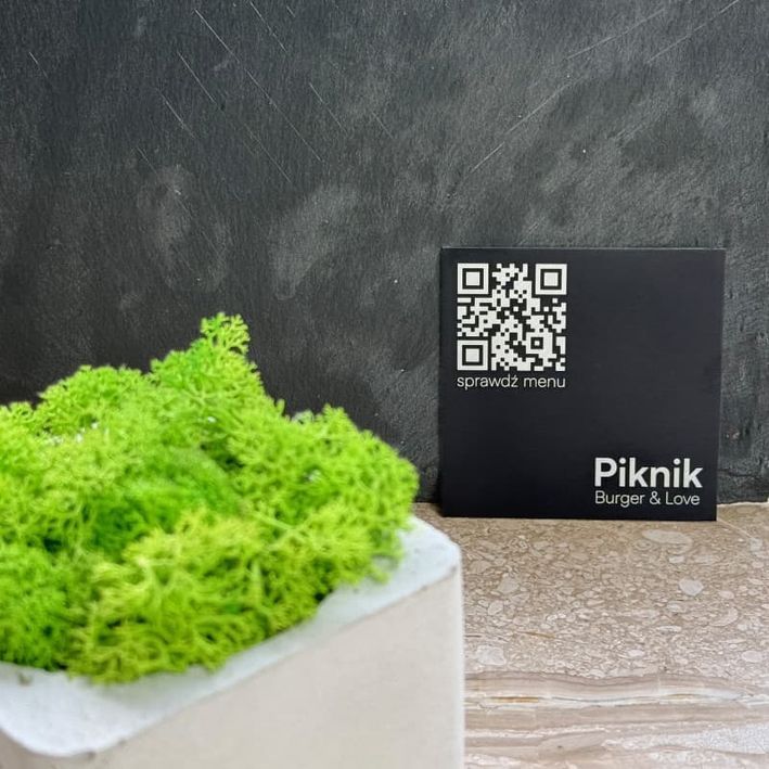 Aluminiowe tabliczki stworzone do stolików