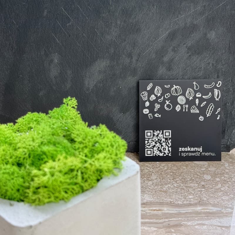 Tabliczka QR z aluminium przyklejana do blatu