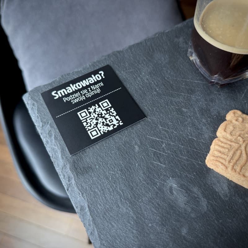 Metalowa tabliczka QR do opinii na stoliku