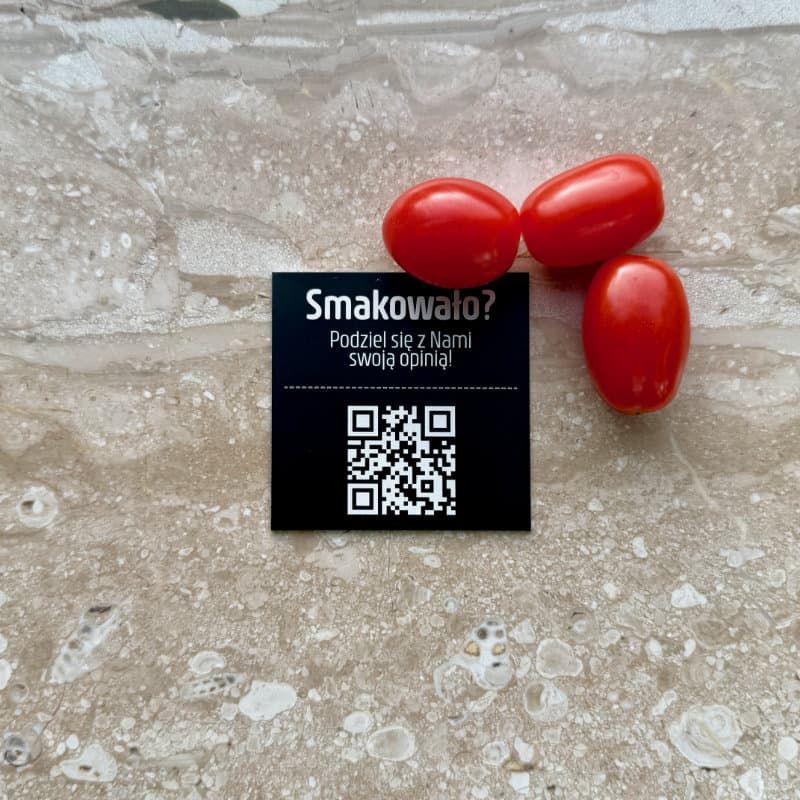 Metalowa tabliczka QR na ladzie barowej