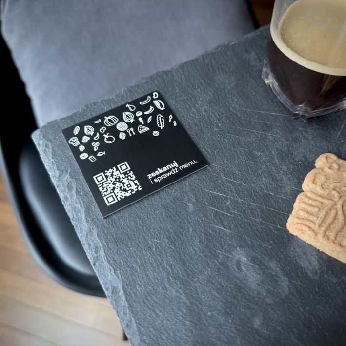 Tabliczka qr z qr i grafiką na stół restauracji