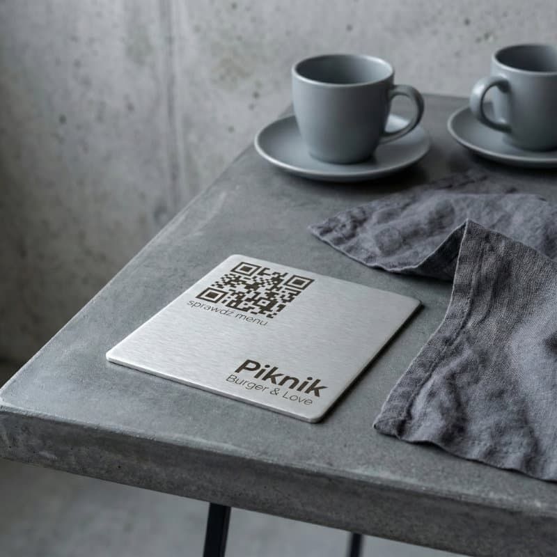 Stalowa tabliczka QR w hotelu